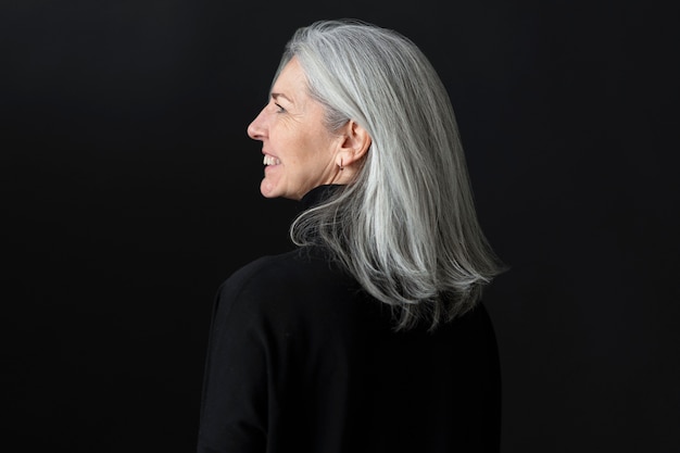 Mujer sonriente de tiro medio con cabello gris