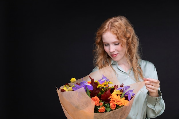 Mujer sonriente de tiro medio con flores