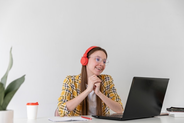 Foto mujer sonriente de tiro medio con laptop