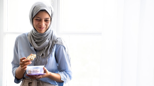 Foto mujer sonriente de tiro medio con lonchera