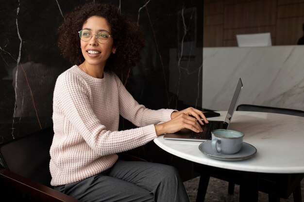 Mujer sonriente de tiro medio en el trabajo