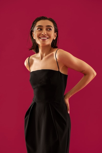 Mujer sonriente de tiro medio con vestido negro