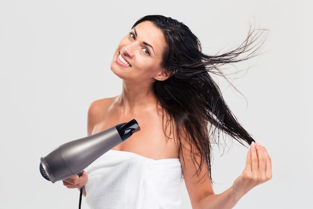 Mujer sonriente en una toalla secándose el cabello