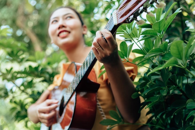 Foto mujer sonriente tocando la guitarra