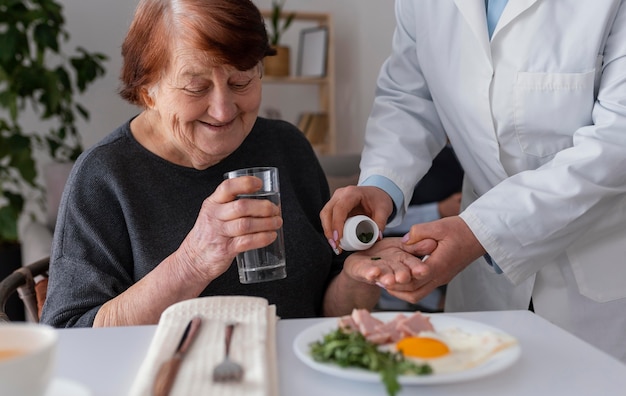 Foto mujer sonriente tomando píldora de cerca