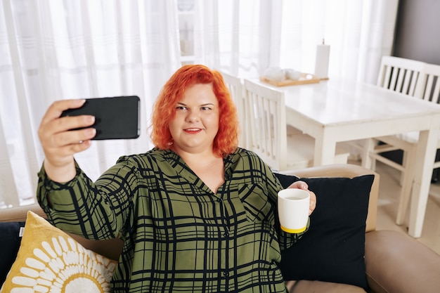 Mujer sonriente tomando selfie