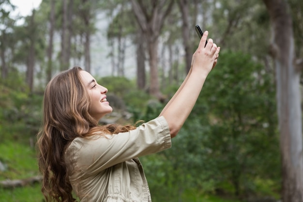 Mujer sonriente tomando selfies