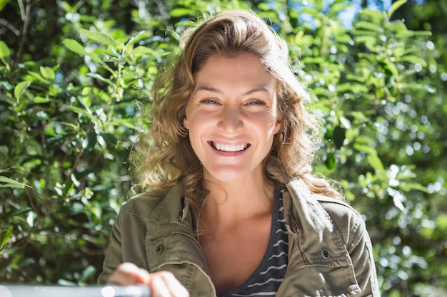 Mujer sonriente tomando selfies