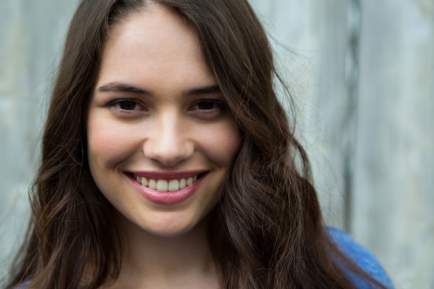 Mujer sonriente en top azul