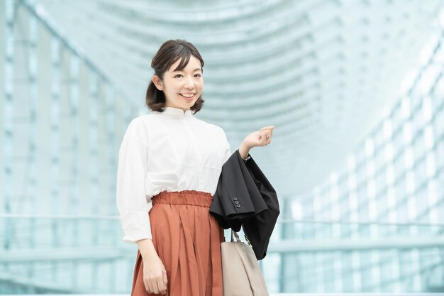 Mujer sonriente va a trabajar en estilo casual de negocios