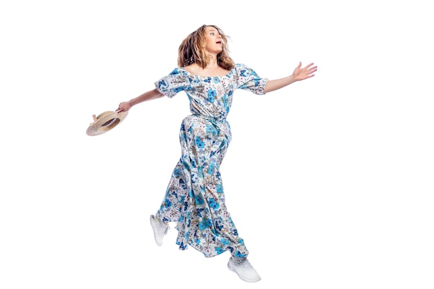 Mujer sonriente en un vestido romántico de verano corre alegremente Vacaciones y turismo aislado sobre fondo blanco.