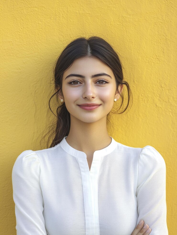 Mujer sonriente con vestimenta de negocios moderna