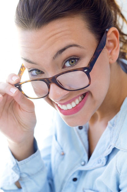 Mujer sonriente en vidrios