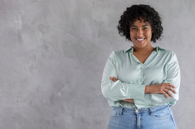 Foto mujer sonriente de vista frontal posando con espacio de copia