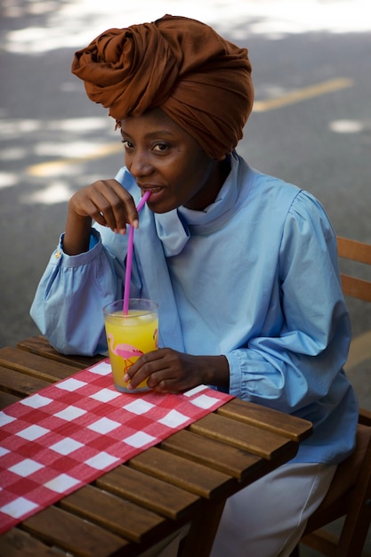 Foto mujer sonriente de vista lateral con hijab