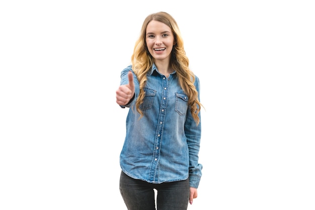 La mujer de la sonrisa pulgar hacia arriba sobre el fondo blanco.