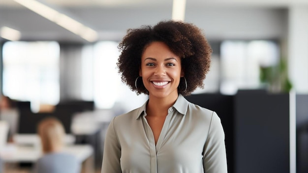 una mujer con una sonrisa que dice natural