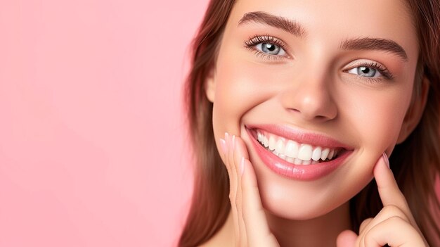 una mujer con una sonrisa rosada y un fondo rosado