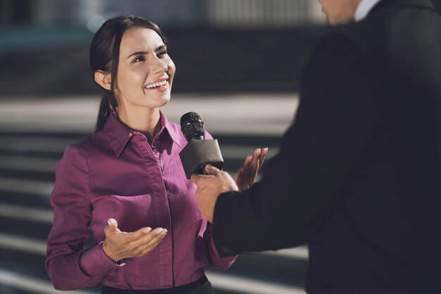 Una mujer con una sonrisa en su rostro responde a la pregunta.