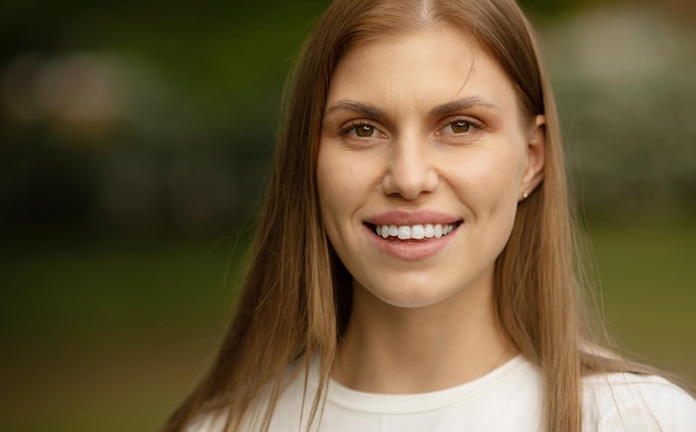 Una mujer con una sonrisa en su rostro