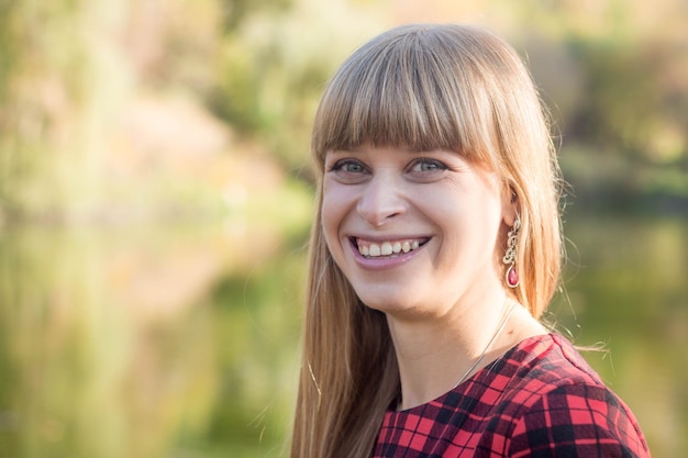 Una mujer con una sonrisa en su rostro