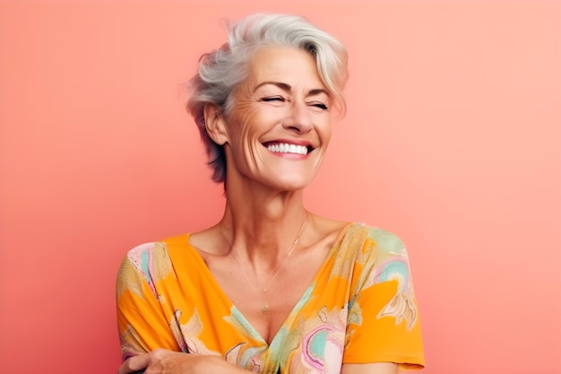 Una mujer con una sonrisa en su rostro