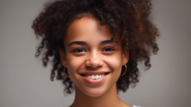 Una mujer con una sonrisa en su rostro