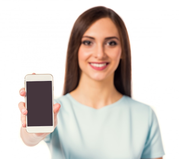 Foto la mujer de la sonrisa está utilizando el teléfono en blanco.