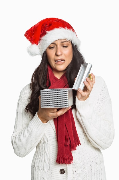 Mujer sorprendida abriendo el regalo de Navidad