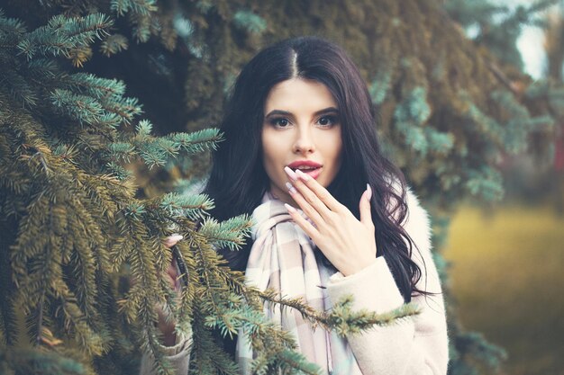 Mujer sorprendida al aire libre hermoso retrato de niña de moda