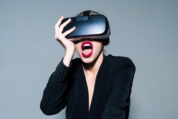 Mujer sorprendida con auriculares vr chica emocional en tecnología de conexión de gafas de realidad virtual