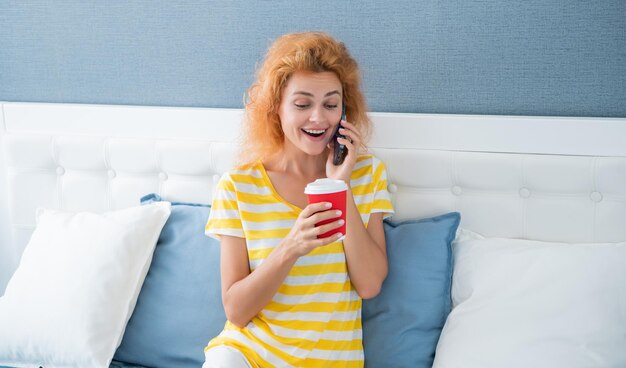 Mujer sorprendida con café hablar por teléfono mujer en casa hablando por teléfono hablar por teléfono de mujer