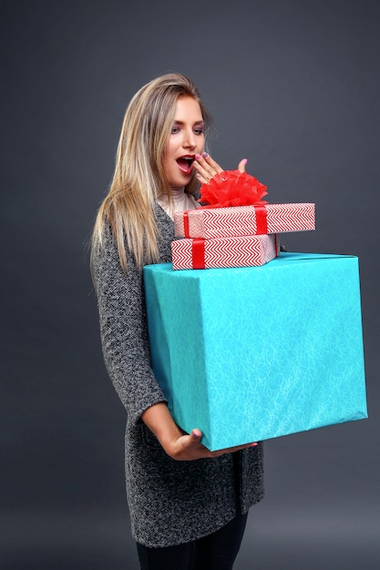 Foto mujer sorprendida con cajas presentes