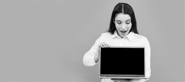 Mujer sorprendida en camisa blanca que muestra anuncio de computadora anuncio de espacio de copia de presentación Banner de retrato de cara aislada de mujer con espacio de copia simulada