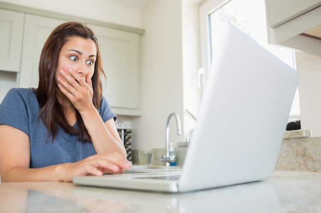 Foto mujer sorprendida en la computadora portátil