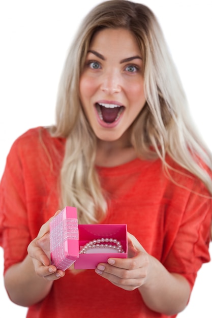 Mujer sorprendida descubriendo collar en una caja