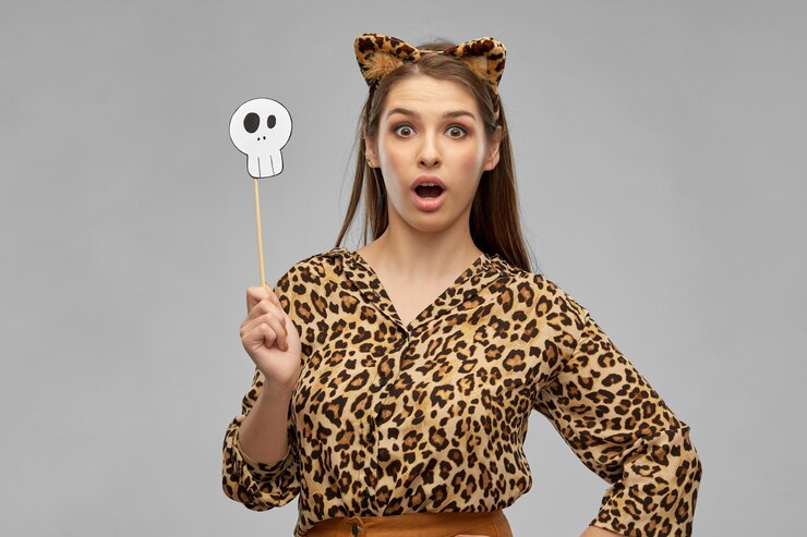 Foto mujer sorprendida en disfraz de leopardo de halloween