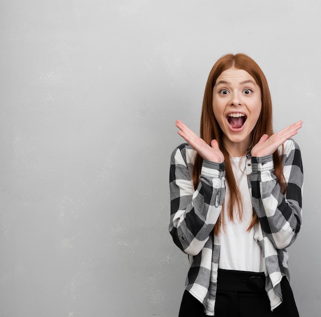 Mujer sorprendida con espacio de copia