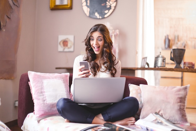 Foto mujer sorprendida feliz