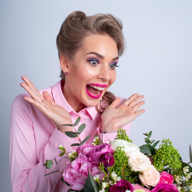 Mujer sorprendida con flores