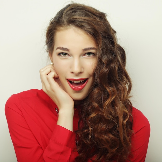 Mujer sorprendida joven Foto de estudio