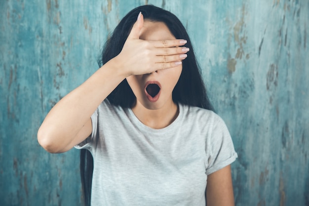 Mujer sorprendida de la mano sobre fondo abstracto