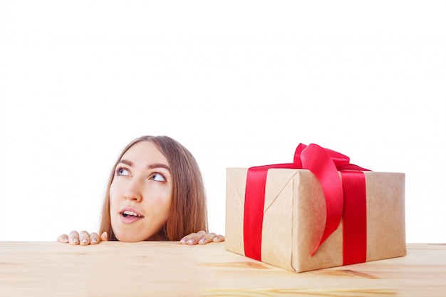 Mujer sorprendida mira una caja de regalo. Navidad, Navidad, invierno, concepto de felicidad.