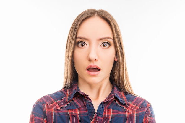 Mujer sorprendida con ojos grandes