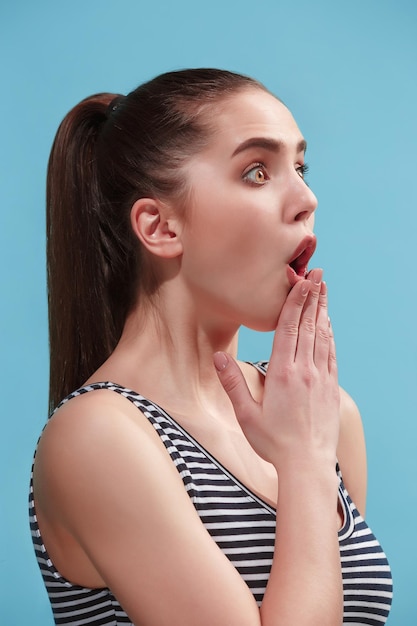 mujer sorprendida de pie