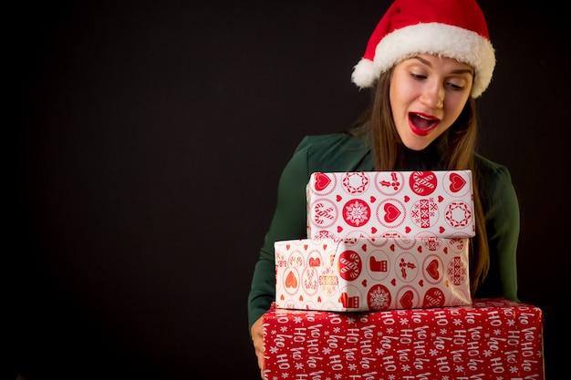 Mujer sorprendida con regalos de año nuevo