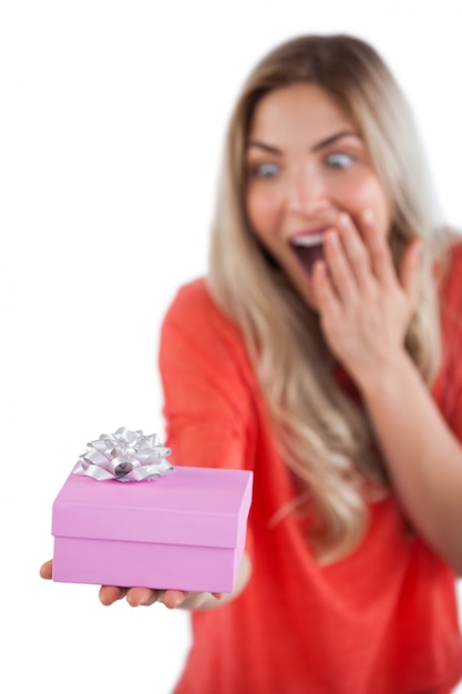 Foto mujer sorprendida sosteniendo un presente