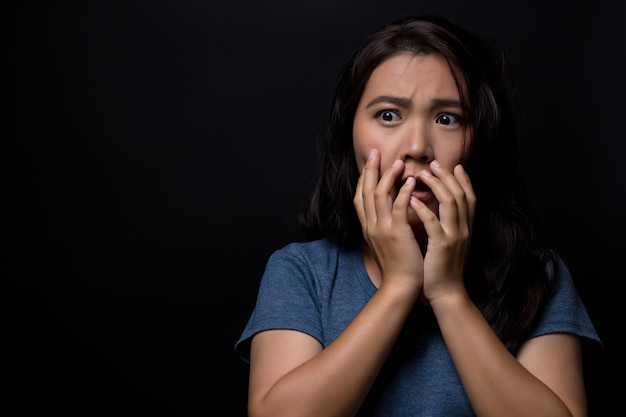 Foto mujer sorprendida