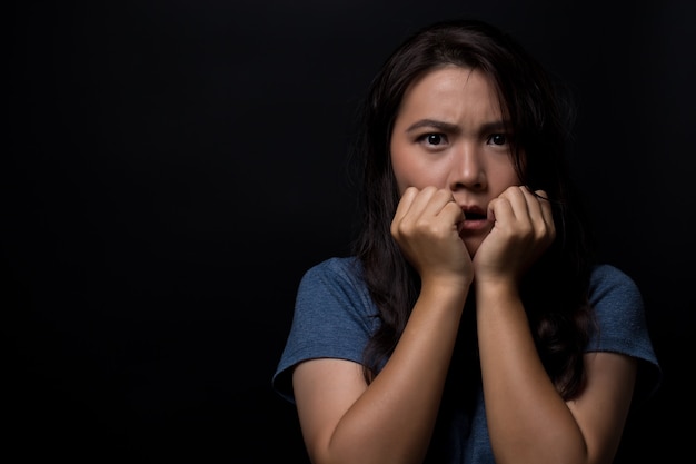 Foto mujer sorprendida