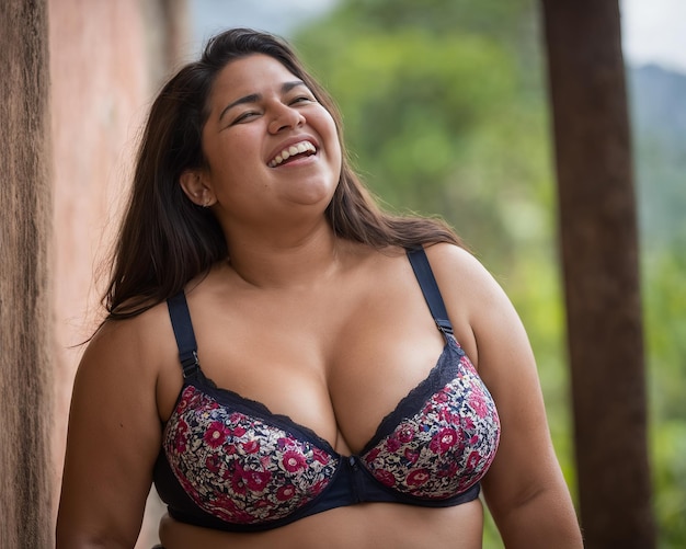 Foto una mujer con un sostén floral sonriendo y riendo